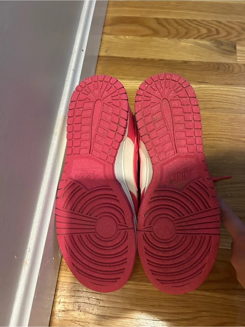 Nike Kids Low-Top Sneakers in White and Red